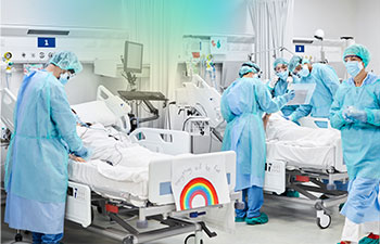 Intensivpfleger betreuen Patienten auf einer Intensivstation.