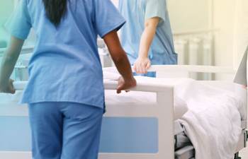 Pflegekräfte betreuen Patienten auf einer Krankenstation.